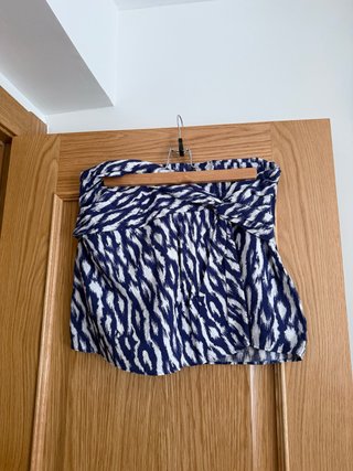 Falda azul y blanca con estampado