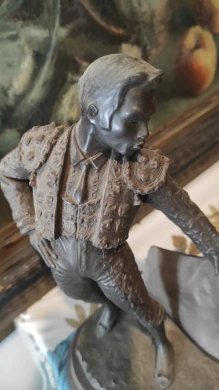 Escultura de torero pase de muleta