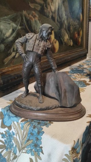 Escultura de torero pase de muleta