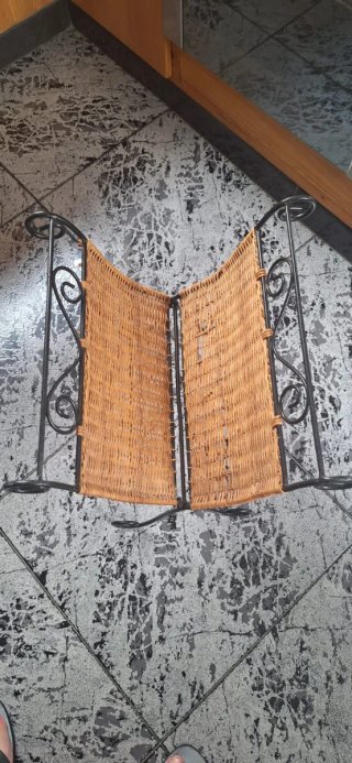 Revistero de mimbre y metal