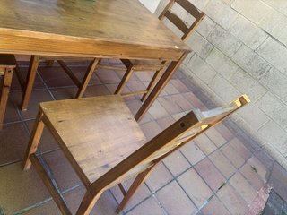 Mesa y 4 sillas de madera para jardín