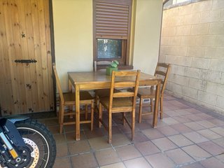 Mesa y 4 sillas de madera para jardín