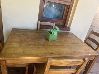Mesa y 4 sillas de madera para jardín