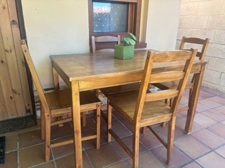 Mesa y 4 sillas de madera para jardín