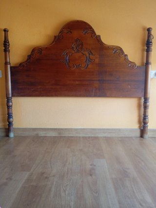 Cabecero de madera tallado