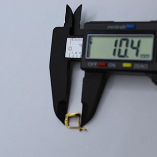Pendiente de oro de 18k. Peso: 2.37 gr.