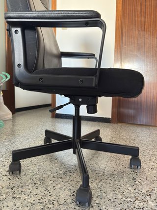 Silla giratoria negra