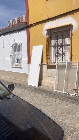 Puertas madera lisas blancas con pomos dorados