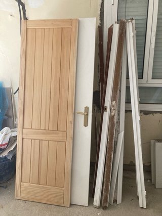 Puertas madera lisas blancas con pomos dorados