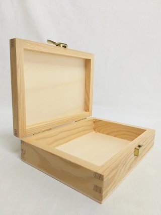 Caja de madera con herraje dorado