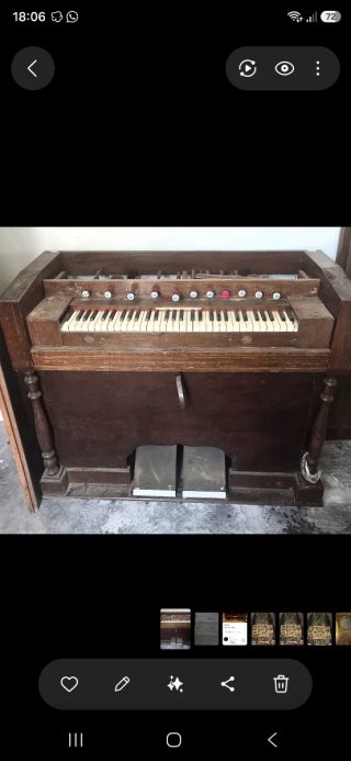 Armonio antiguo de madera.