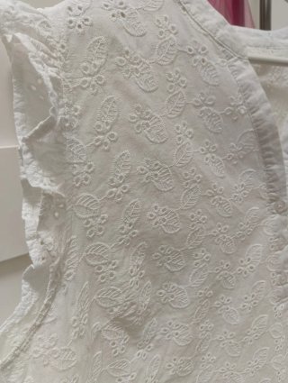 Blusa blanca bordada sin mangas