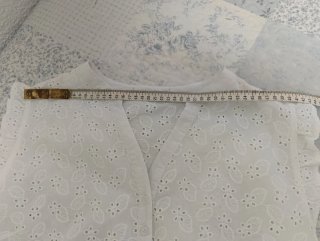Blusa blanca bordada sin mangas