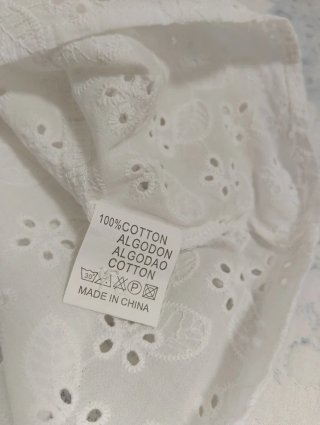 Blusa blanca bordada sin mangas