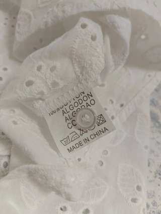 Blusa blanca bordada sin mangas