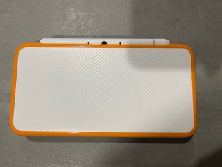 Nintendo 3DS Blanca/Naranja + Accesorios