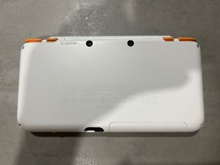 Nintendo 3DS Blanca/Naranja + Accesorios