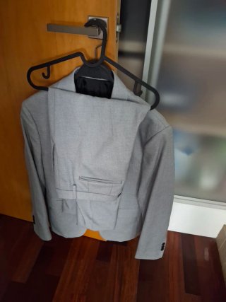 Traje gris