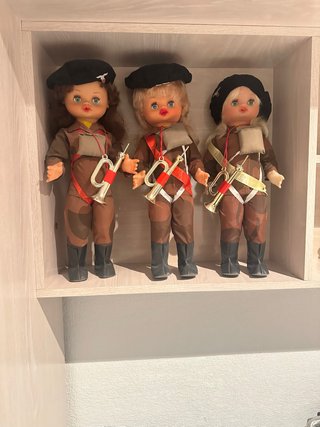 Muñecas militares con trompetas