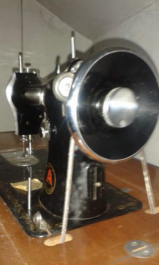Máquina de coser Alfa antigua modelo 20A