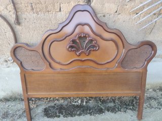 Cabecero de madera con ratán