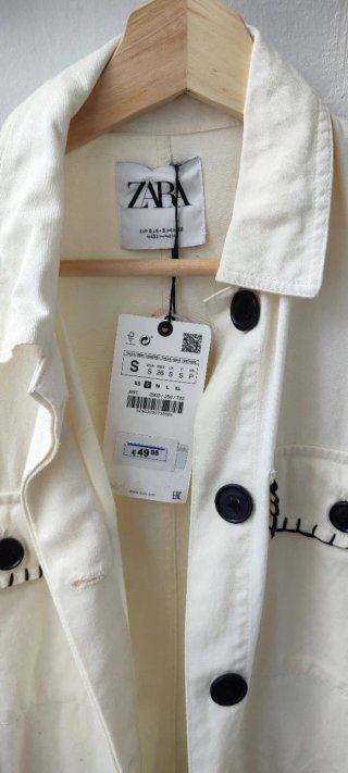 Chaqueta Zara blanca con detalles