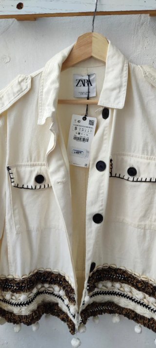 Chaqueta Zara blanca con detalles