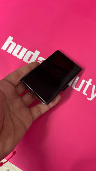 Tarjetero Huda Beauty Metálico Negro