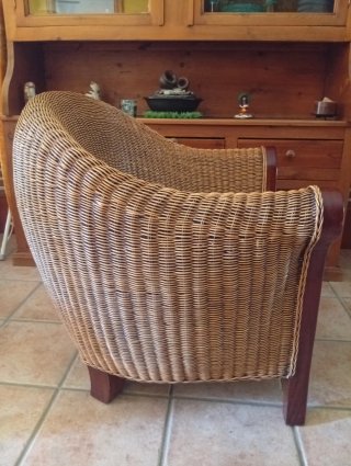 Sillón de mimbre y madera