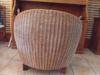 Sillón de mimbre y madera