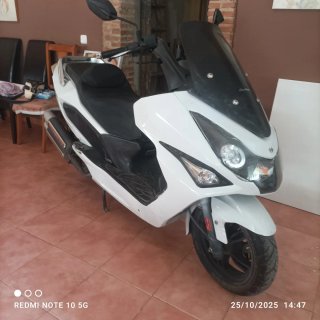 Moto Scooter Daily 125 Blanca