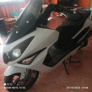 Moto Scooter Daily 125 Blanca