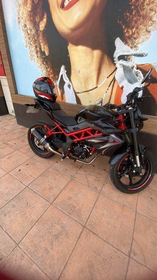 Benelli BN 125 Negra y Roja