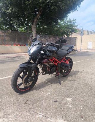 Benelli BN 125 Negra y Roja