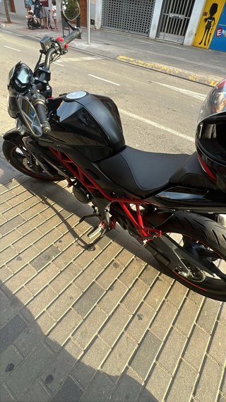 Benelli BN 125 Negra y Roja