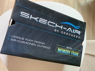 Deportivas Skechers Gris y Blanco