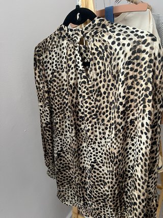 Blusa con estampado de leopardo