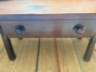 Mesa auxiliar de madera maciza