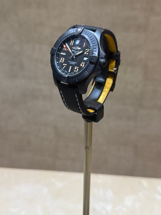 Breitling Avenger GMT Automático 45 V32395