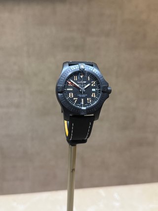 Breitling Avenger GMT Automático 45 V32395