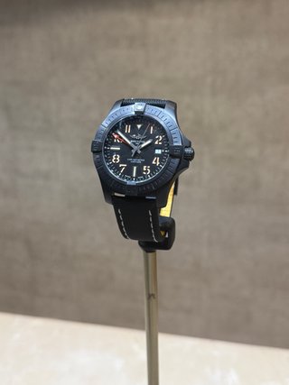 Breitling Avenger GMT Automático 45 V32395