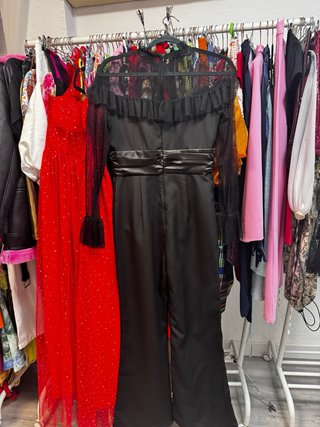Lote Ropa, se vende ropa incluido el perchero