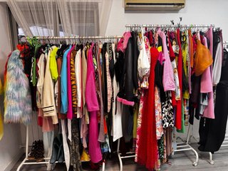 Lote Ropa, se vende ropa incluido el perchero