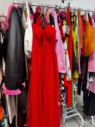 Lote Ropa, se vende ropa incluido el perchero