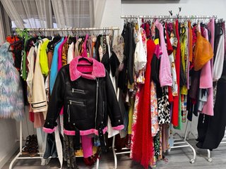 Lote Ropa, se vende ropa incluido el perchero