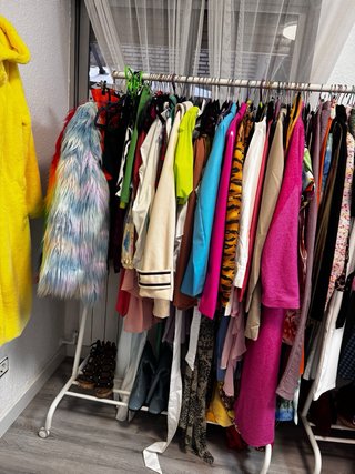 Lote Ropa, se vende ropa incluido el perchero