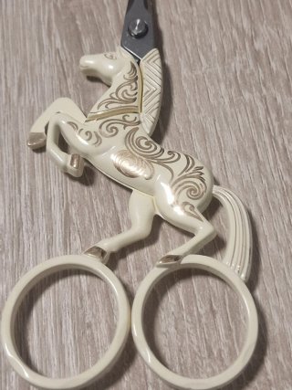 Tijeras bordado punto de cruz caballo