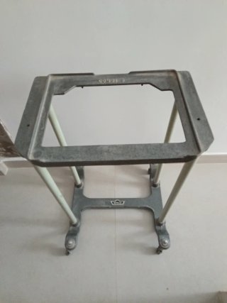 Mesa para máquina de escribir antigua