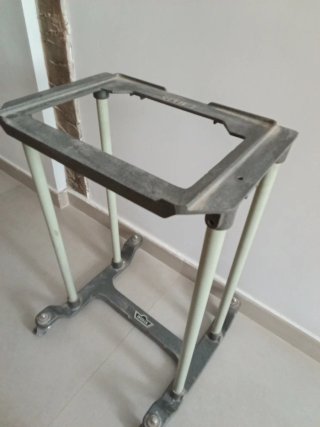 Mesa para máquina de escribir antigua