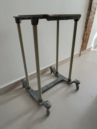 Mesa para máquina de escribir antigua